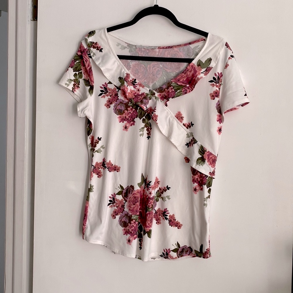 🍒 Floral Top w/ Ruffle!!!
